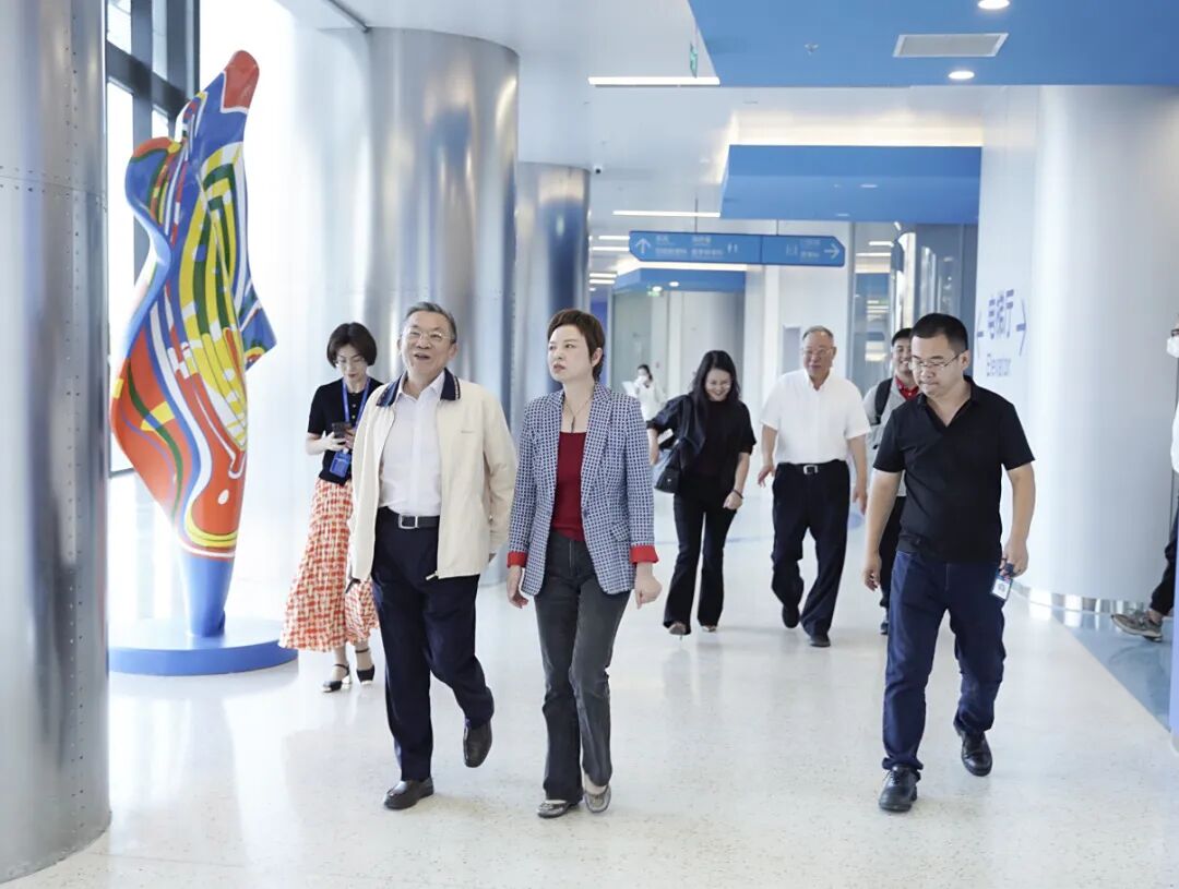 国家血液内科专业医疗质量控制中心（筹）中心主任黄晓军教授率专家团队莅临陆道培医院调研指导并参观新院区