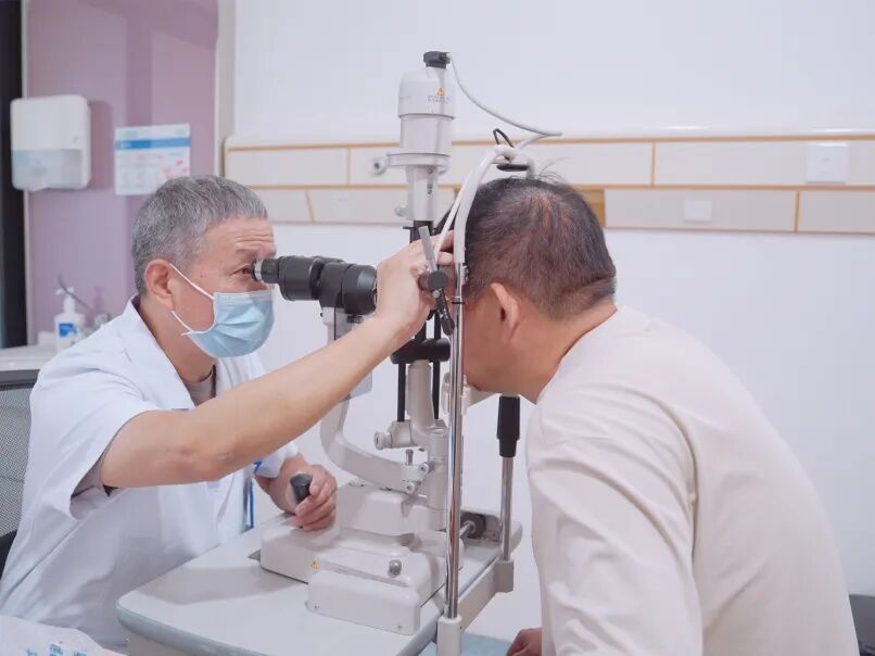 「老了眼花」只能戴镜？医生：屈光性白内障手术或可一举两得