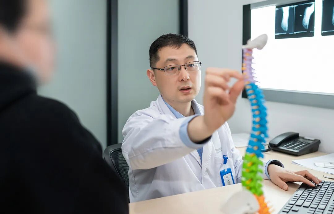 肝癌「啃噬」脊柱，医生往骨头里打「水泥」？