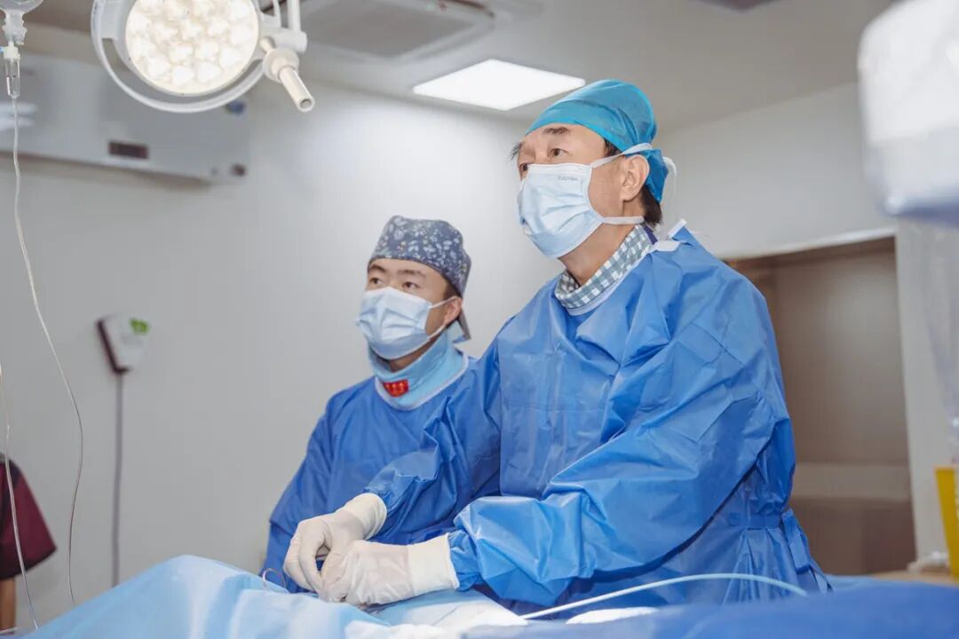 突然倒地！竟是心脏上有个「洞」