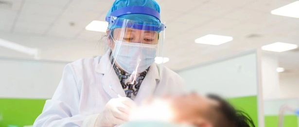 牙龈萎缩，牙齿「变长」还有救吗？