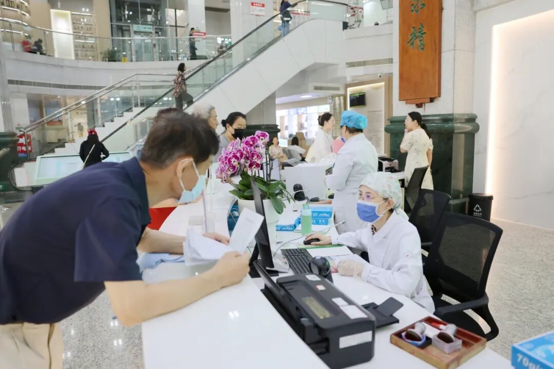【优服便民】少跑腿、快办事、暖就医——我院门诊一站式服务中心全新升级提质增效