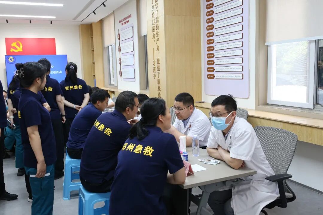 「中医护航 关爱随行」|我院专家团队走进郑州市紧急医疗救援中心,开展公益健康义诊活动