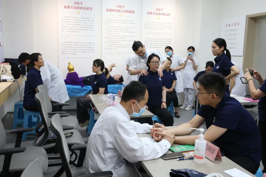 「中医护航 关爱随行」|我院专家团队走进郑州市紧急医疗救援中心,开展公益健康义诊活动
