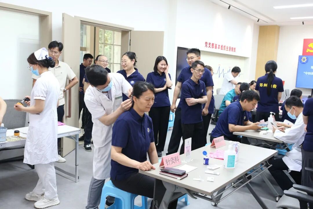 「中医护航 关爱随行」|我院专家团队走进郑州市紧急医疗救援中心,开展公益健康义诊活动