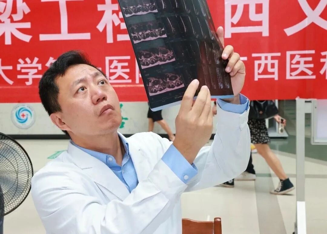 强直性脊柱炎、脊柱侧弯……怎么办?|广西医科大一附院联合北京大学第一医院举办「智善脊梁工程」 广西义诊救助活动