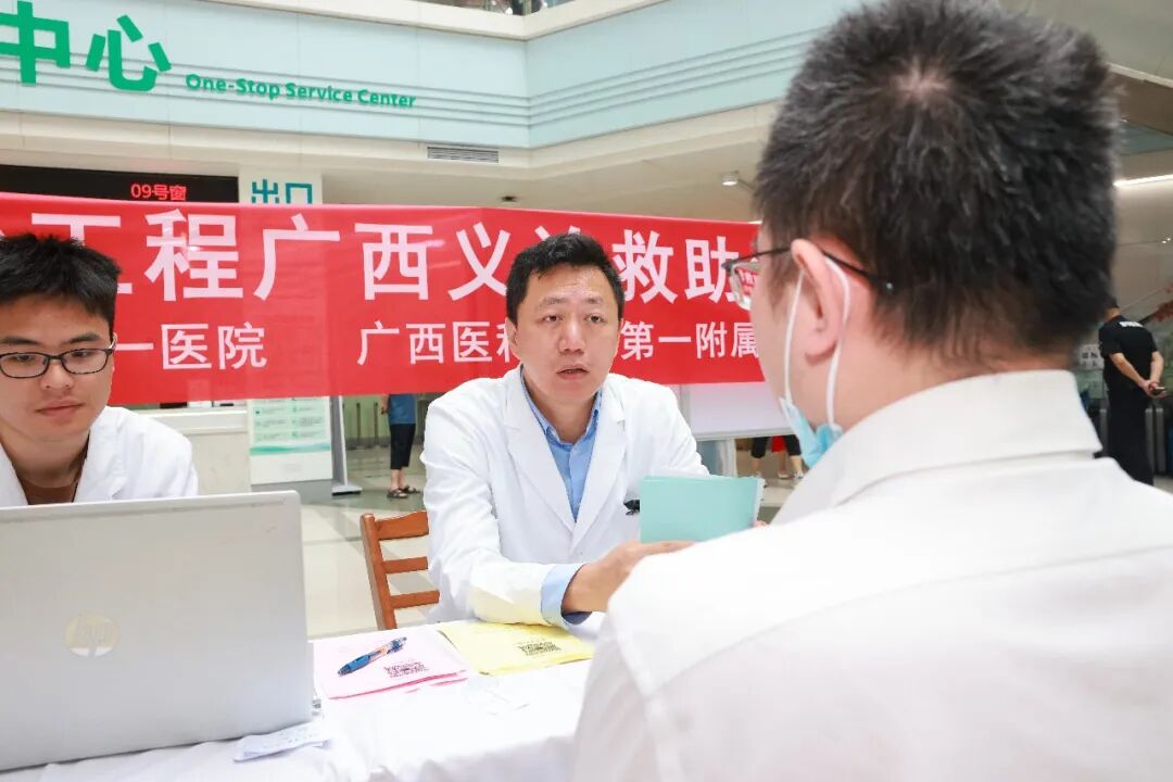 强直性脊柱炎、脊柱侧弯……怎么办?|广西医科大一附院联合北京大学第一医院举办「智善脊梁工程」 广西义诊救助活动