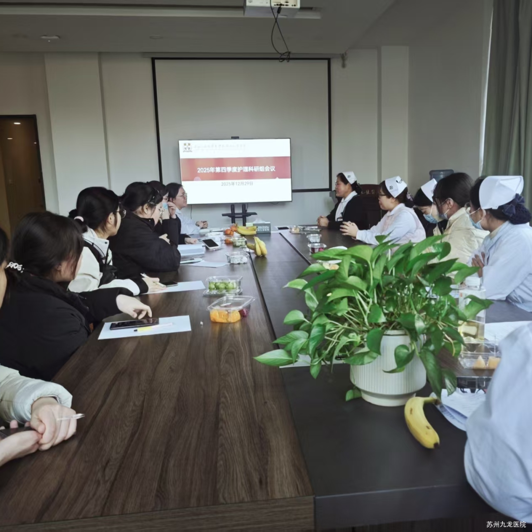 守护「老小孩」的 14 年：她是一名护士，也是……