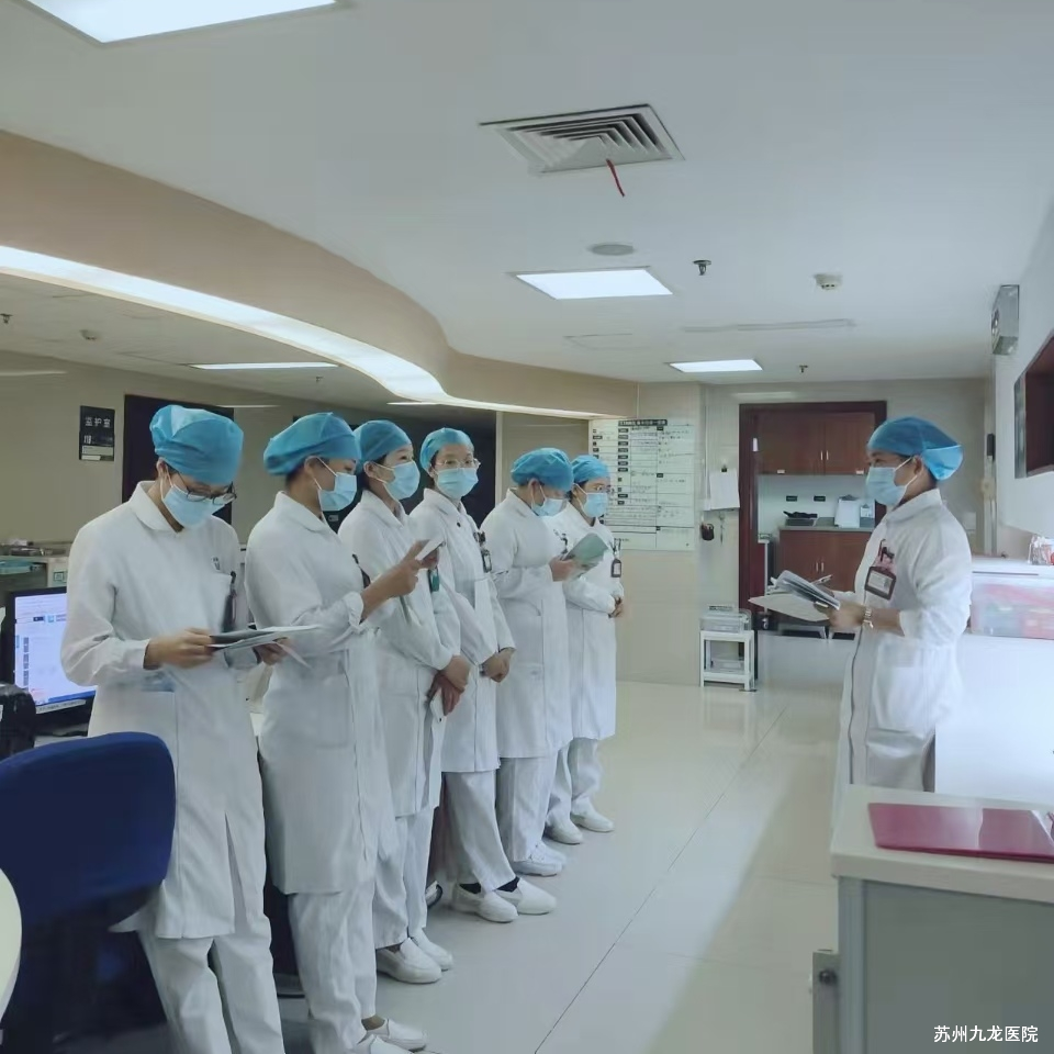 守护「老小孩」的 14 年：她是一名护士，也是……