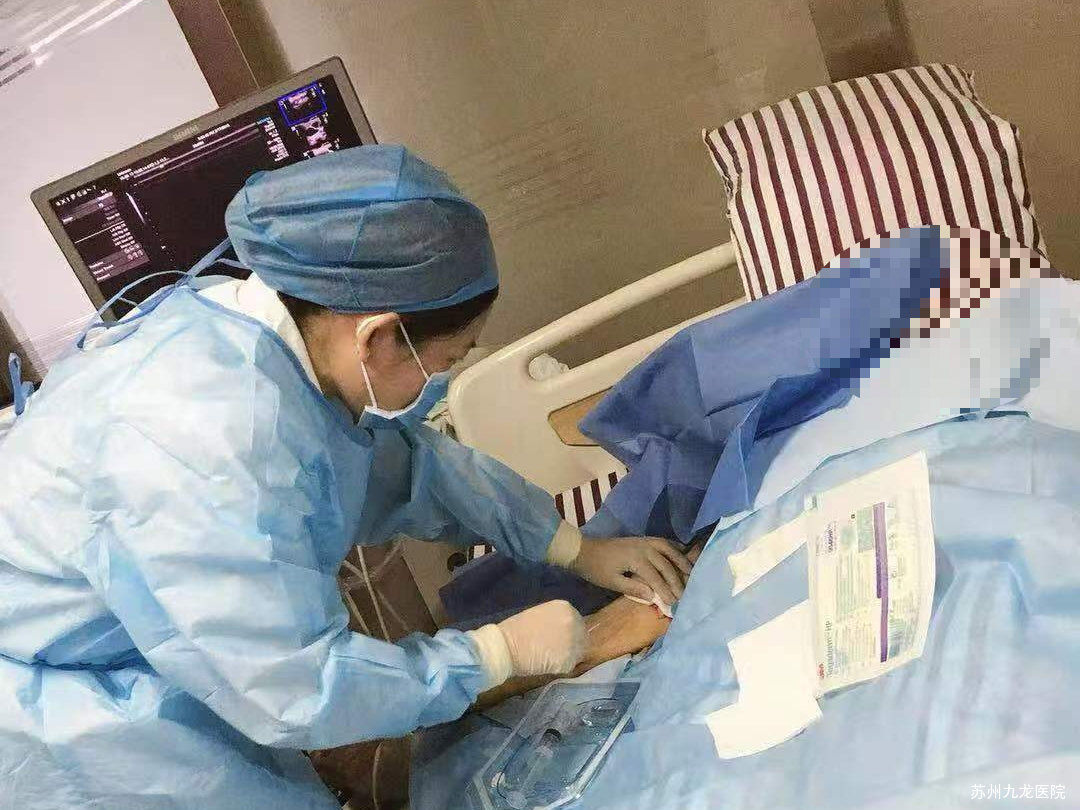 守护「老小孩」的 14 年：她是一名护士，也是……