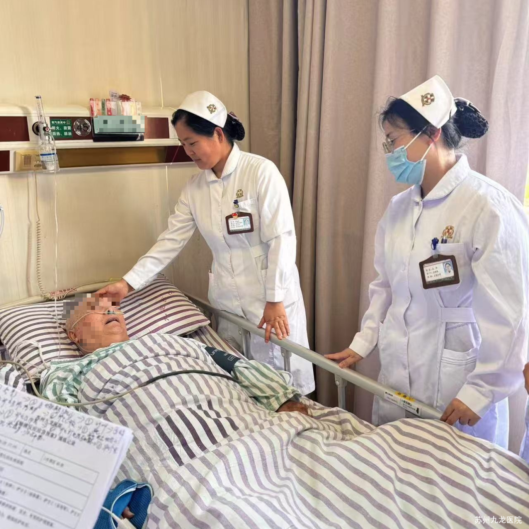 守护「老小孩」的 14 年：她是一名护士，也是……