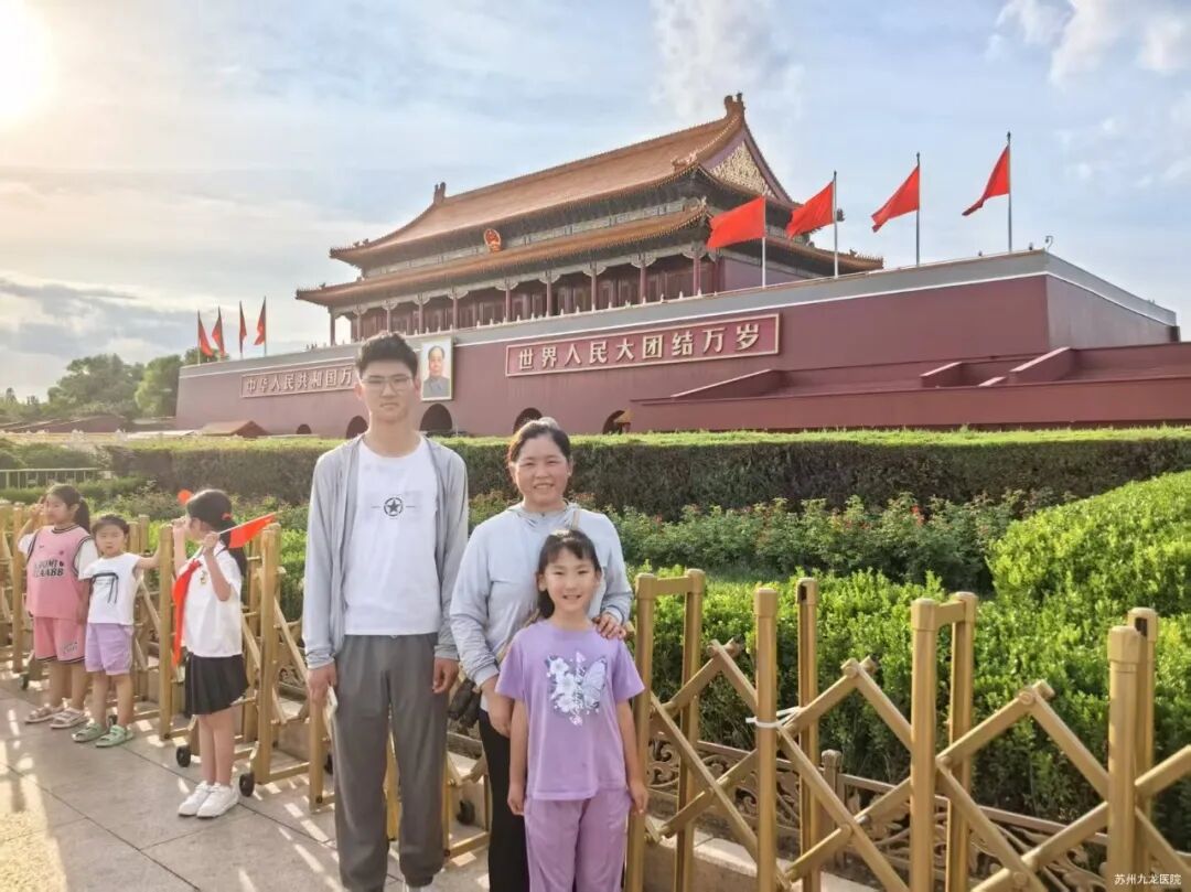 守护「老小孩」的 14 年：她是一名护士，也是……