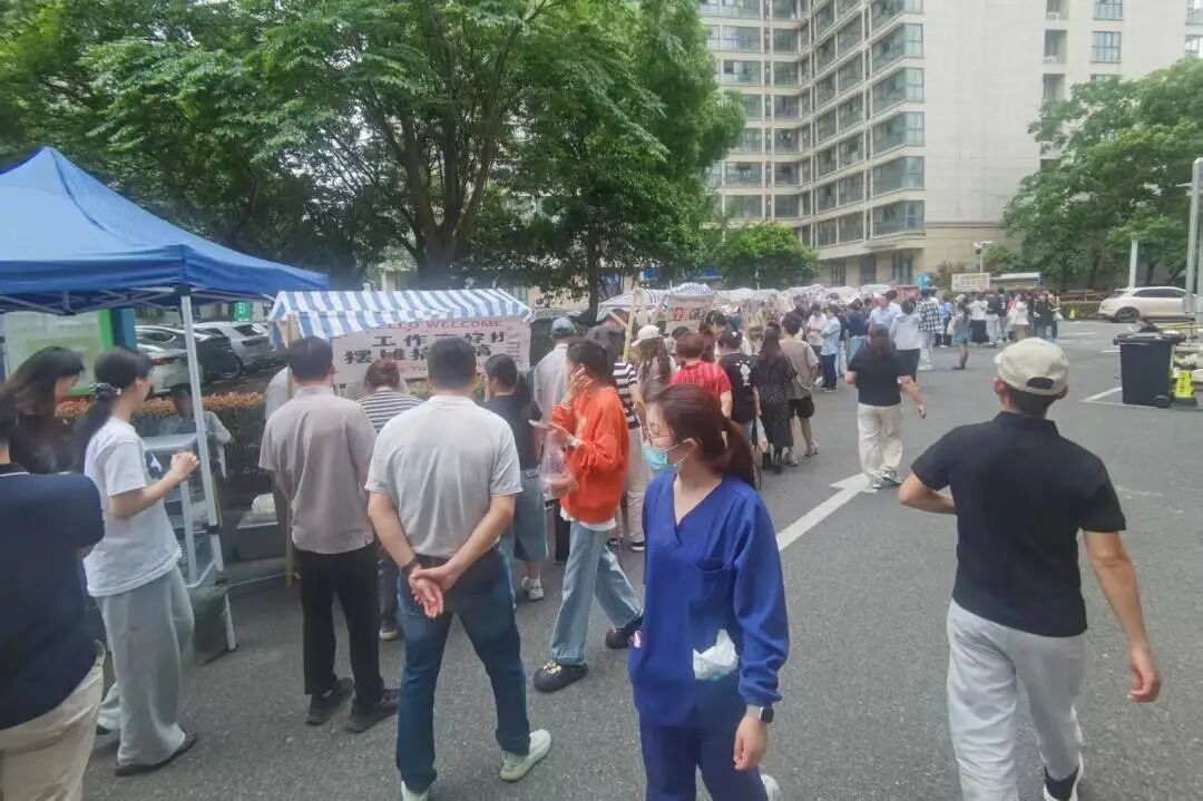 干饭人集合!明州医院第三届美食节开吃,小龙虾蛋糕鸭货管够!