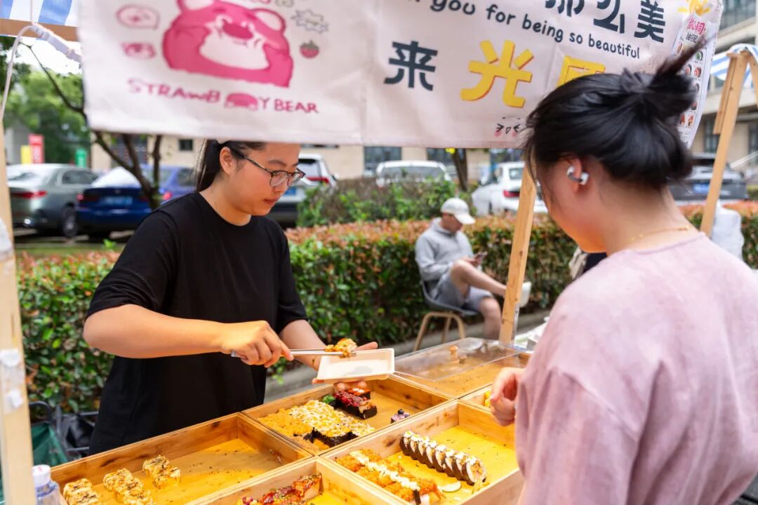 干饭人集合!明州医院第三届美食节开吃,小龙虾蛋糕鸭货管够!