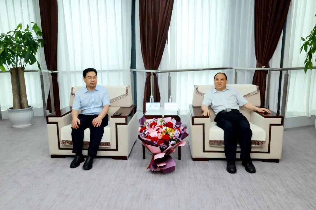 自治区科协一级巡视员刘家凯率队慰问广西医科大一附院科技工作者代表黄锋教授