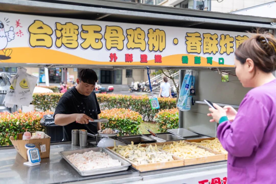 干饭人集合!明州医院第三届美食节开吃,小龙虾蛋糕鸭货管够!