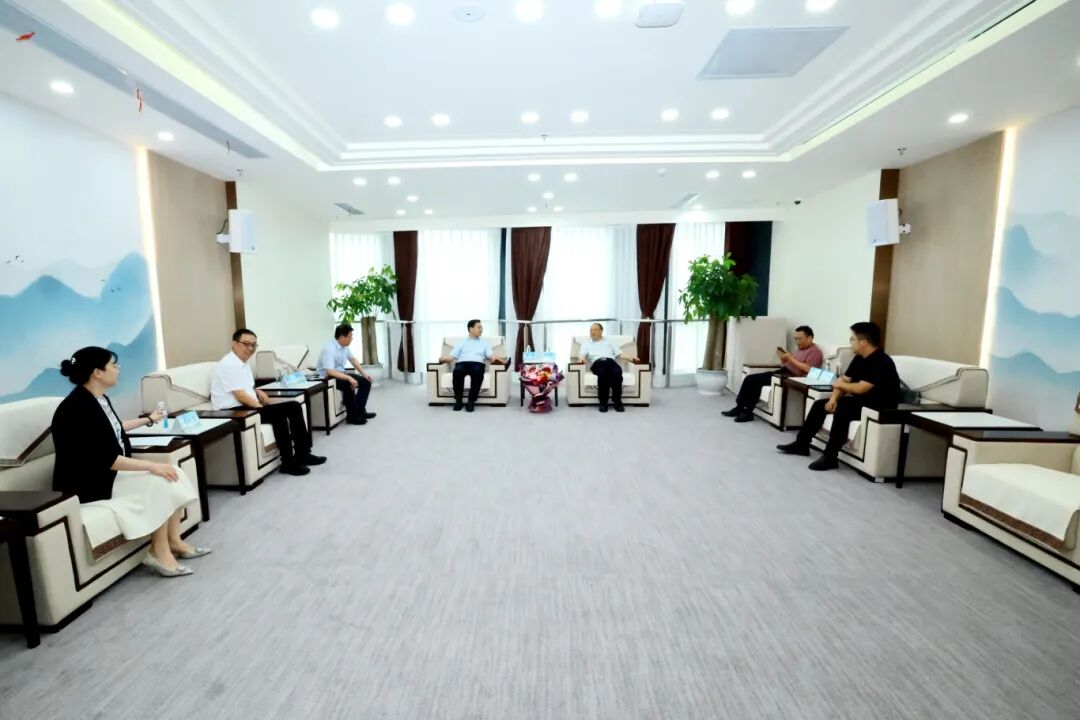 自治区科协一级巡视员刘家凯率队慰问广西医科大一附院科技工作者代表黄锋教授