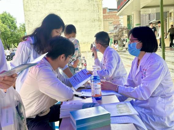 爱无界,护肠安 | 二附院开展世界炎症性肠病日主题义诊活动