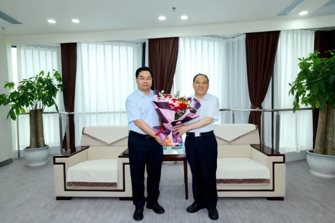 自治区科协一级巡视员刘家凯率队慰问广西医科大一附院科技工作者代表黄锋教授