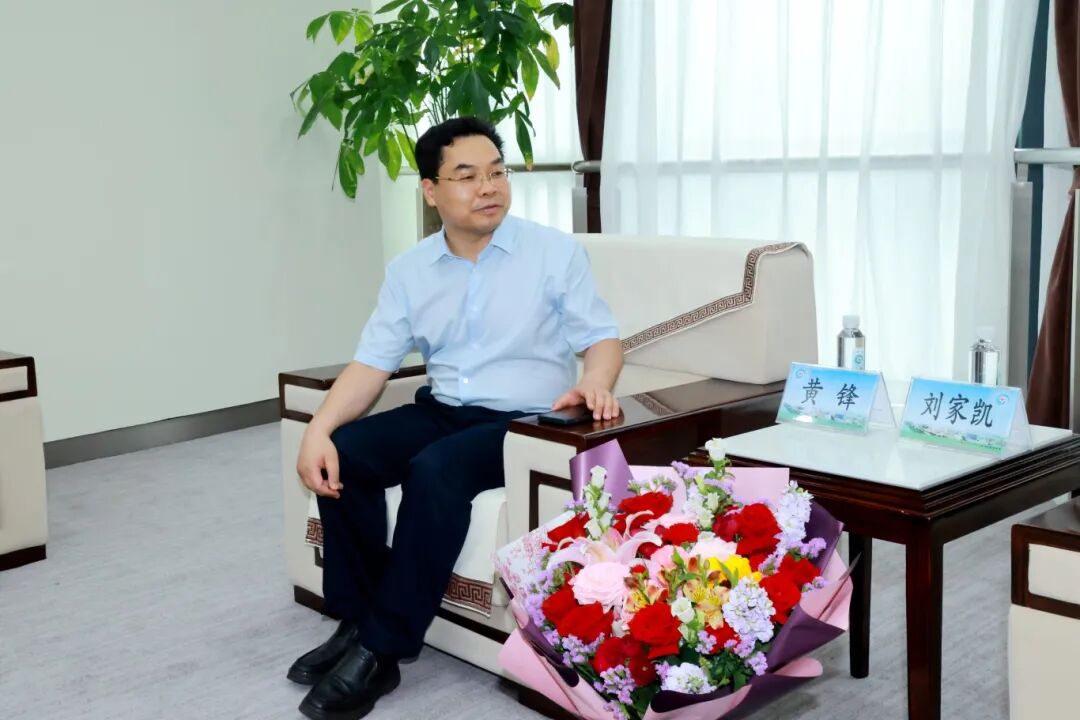 自治区科协一级巡视员刘家凯率队慰问广西医科大一附院科技工作者代表黄锋教授