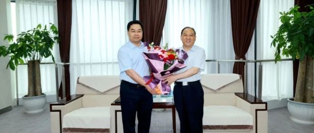 自治区科协一级巡视员刘家凯率队慰问广西医科大一附院科技工作者代表黄锋教授