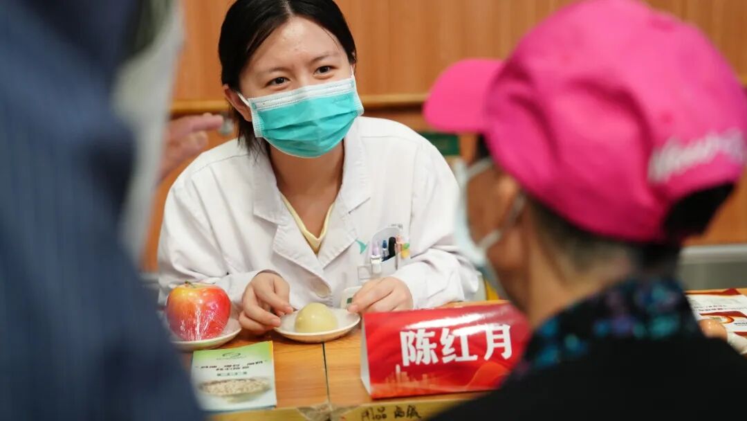 2026 全民营养周 | 燕达医院营养科走进燕达养护中心开展「营养餐桌 家庭健康」主题讲座义诊