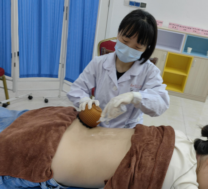 产城融合促发展 中医义诊护安康——荆门市中心医院走进湖北亿纬动力开展健康义诊活动
