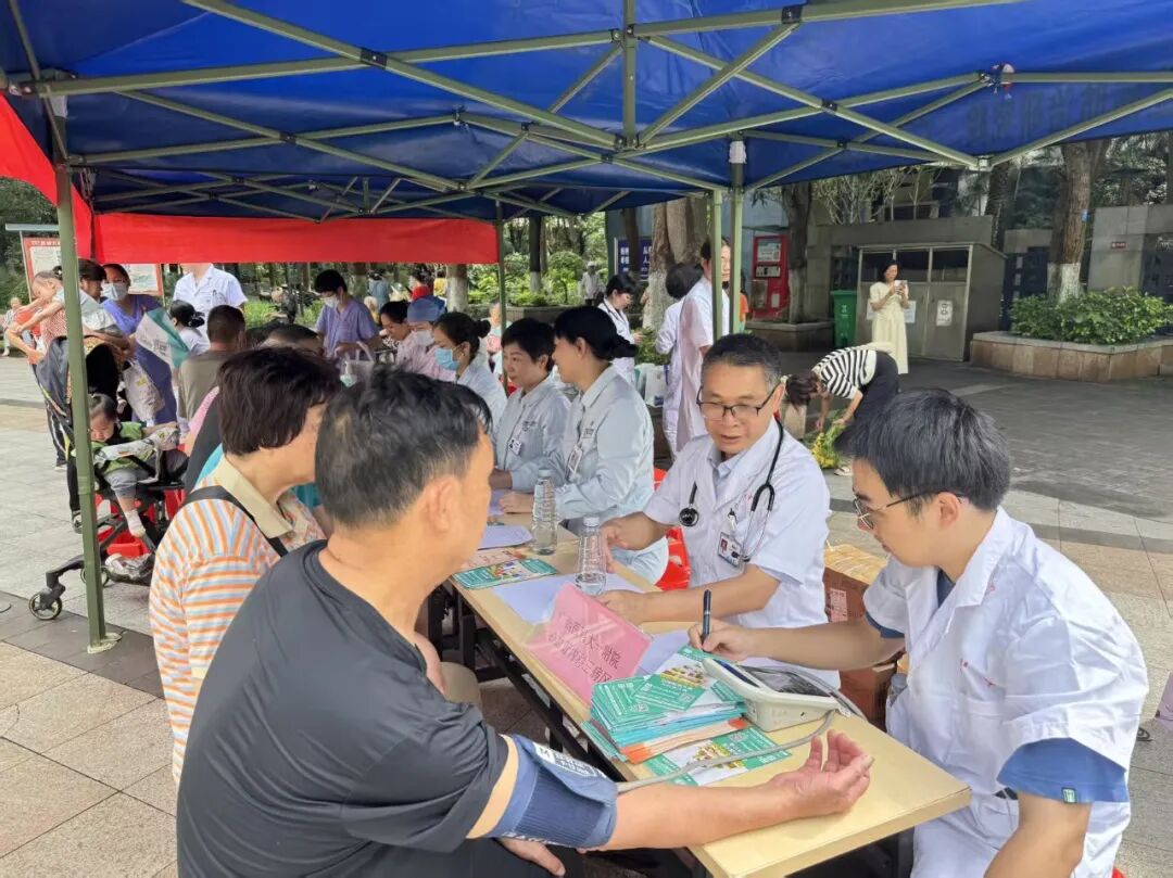 无症状不代表无风险,重在防控!|广西医科大一附院走进社区举办「世界高血压日」义诊