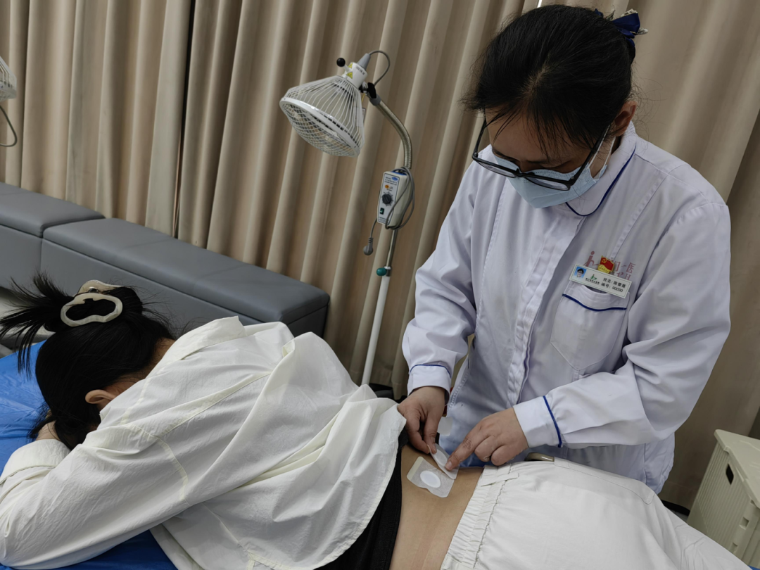 产城融合促发展 中医义诊护安康——荆门市中心医院走进湖北亿纬动力开展健康义诊活动