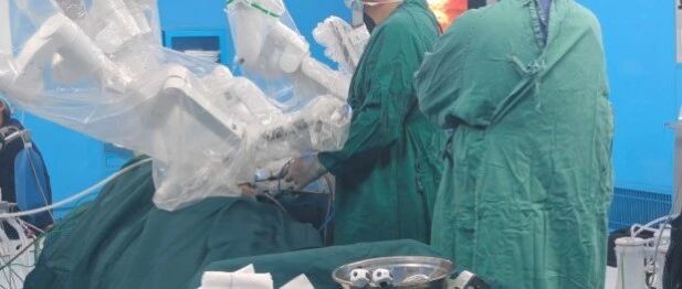 国文医院泌尿外科成功开展高难度联合手术：机器人精准保肾与钬激光碎石「双术齐施」
