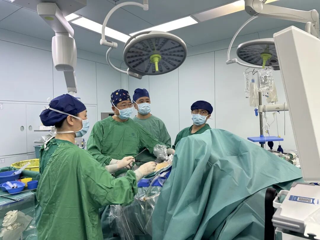 把切口藏进乳晕!我院完成增城区首例经乳晕腔镜下甲状腺全切+侧颈区淋巴结清扫术