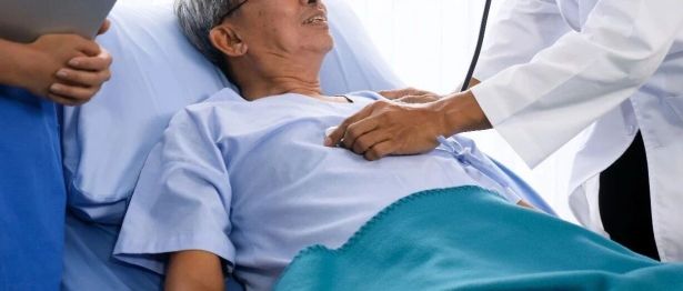 病例会说话 | 指甲发紫、血液发黑、吸纯氧也没用——ICU 医生靠一管血破案