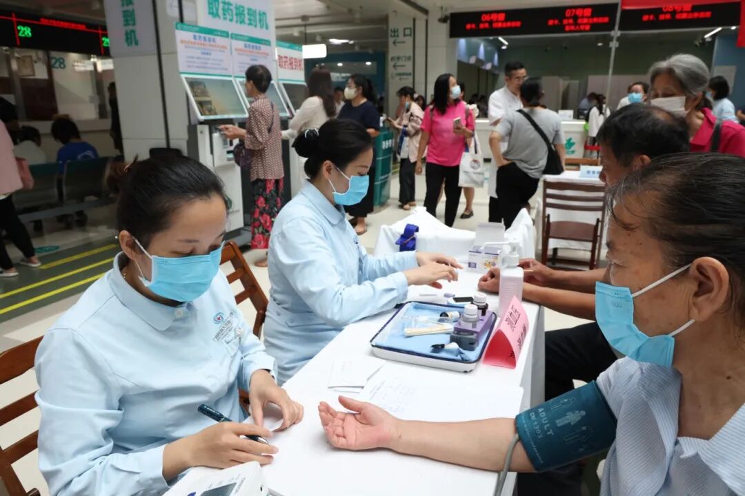 一份「有温度的健康礼」 | 广西医科大一附院开展 2026 年世界家庭医生日主题义诊活动