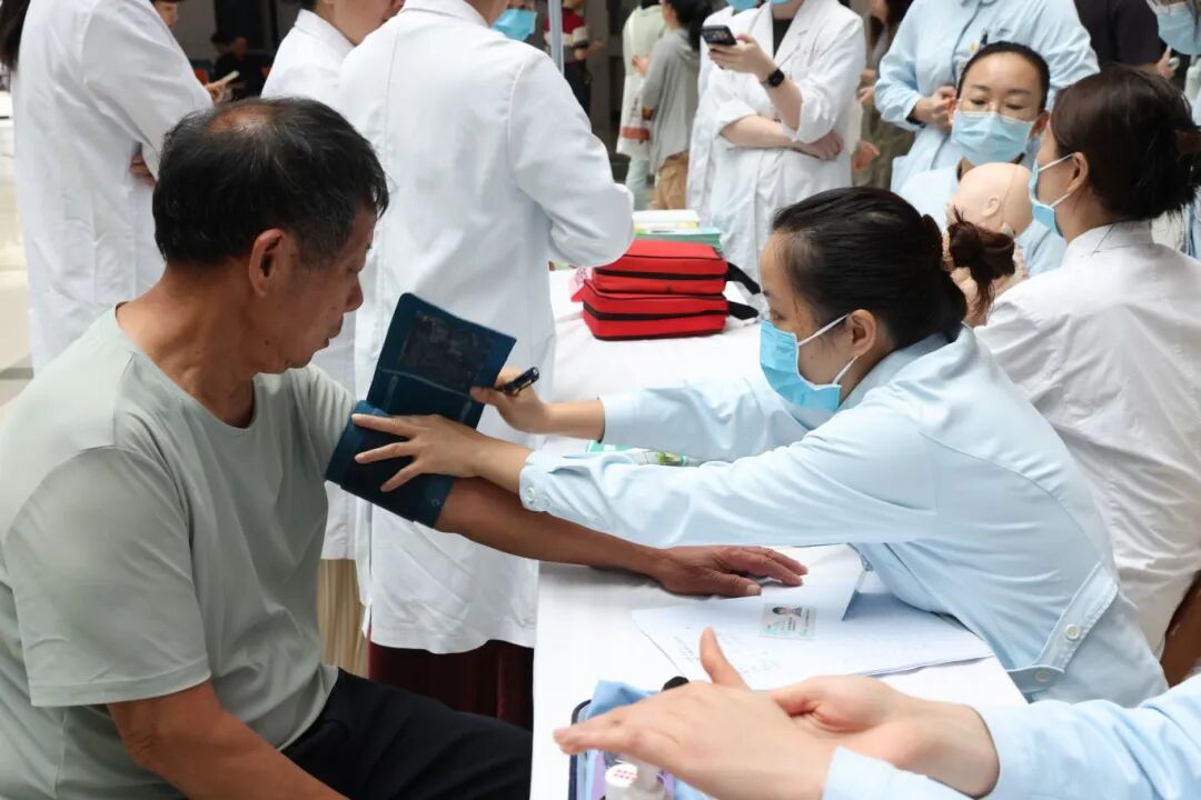 一份「有温度的健康礼」 | 广西医科大一附院开展 2026 年世界家庭医生日主题义诊活动