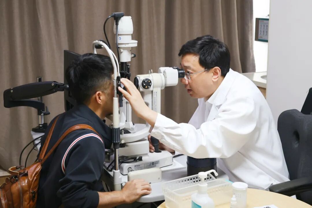 残奥会羽毛球冠军摘镜记：从"赛前忘戴隐形险翻车"到"近视手术真值"