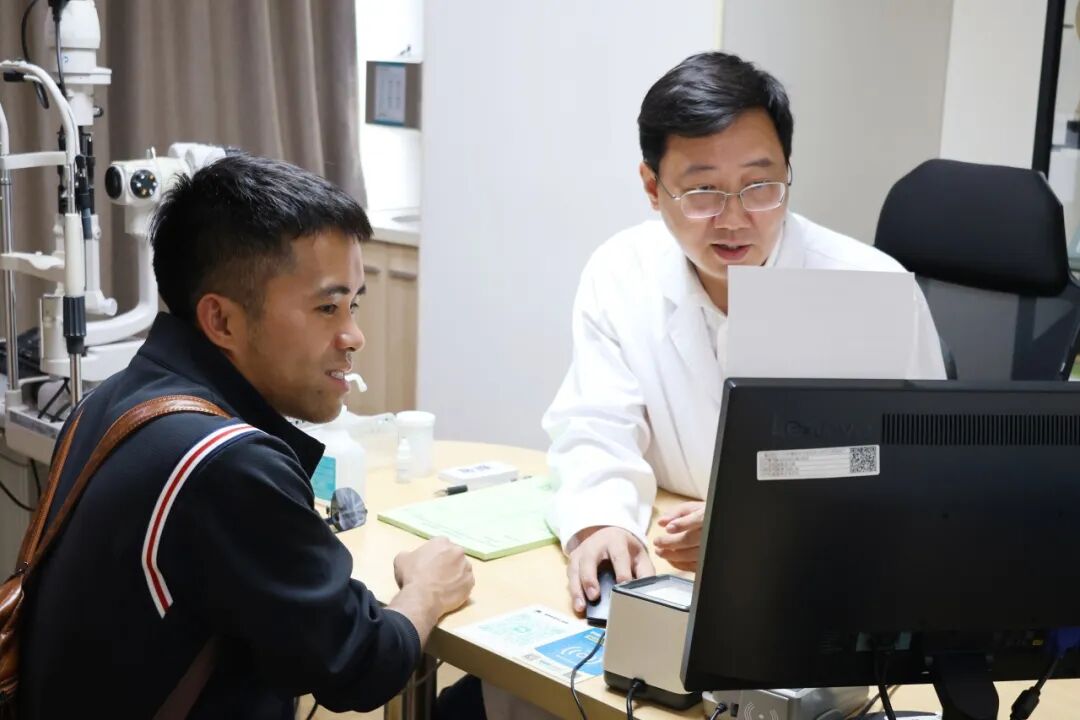 残奥会羽毛球冠军摘镜记：从"赛前忘戴隐形险翻车"到"近视手术真值"