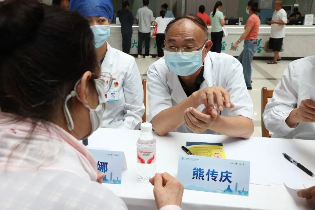 一份「有温度的健康礼」 | 广西医科大一附院开展 2026 年世界家庭医生日主题义诊活动
