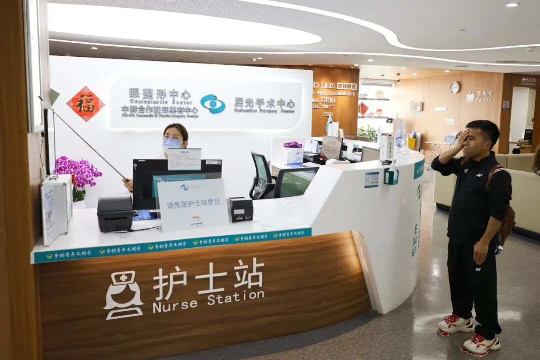 残奥会羽毛球冠军摘镜记：从"赛前忘戴隐形险翻车"到"近视手术真值"