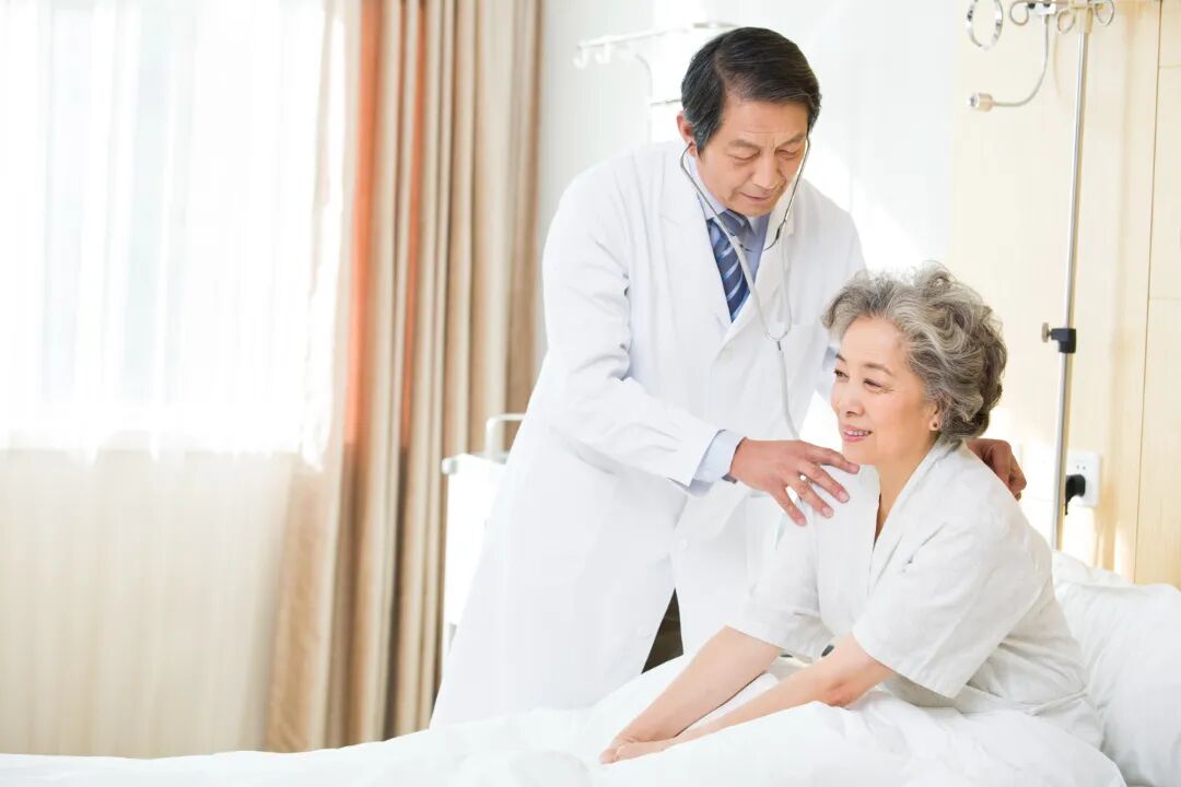 长辈看东西扭曲变形?一起陪他来测这张「阿姆斯勒方格表」