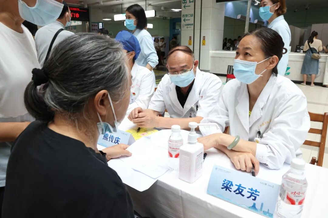 一份「有温度的健康礼」 | 广西医科大一附院开展 2026 年世界家庭医生日主题义诊活动