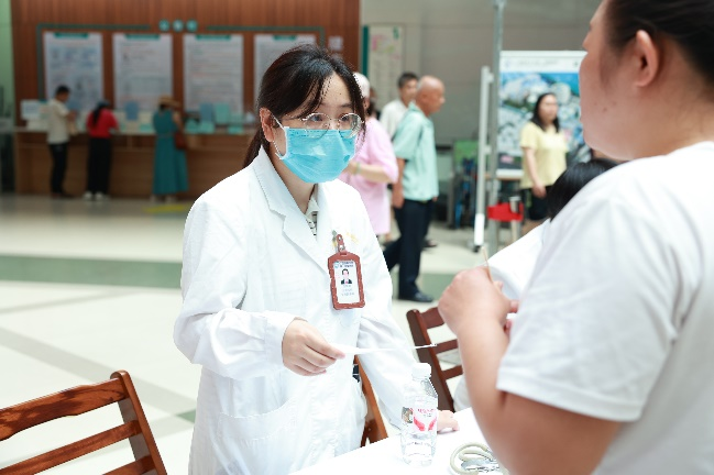 一份「有温度的健康礼」 | 广西医科大一附院开展 2026 年世界家庭医生日主题义诊活动