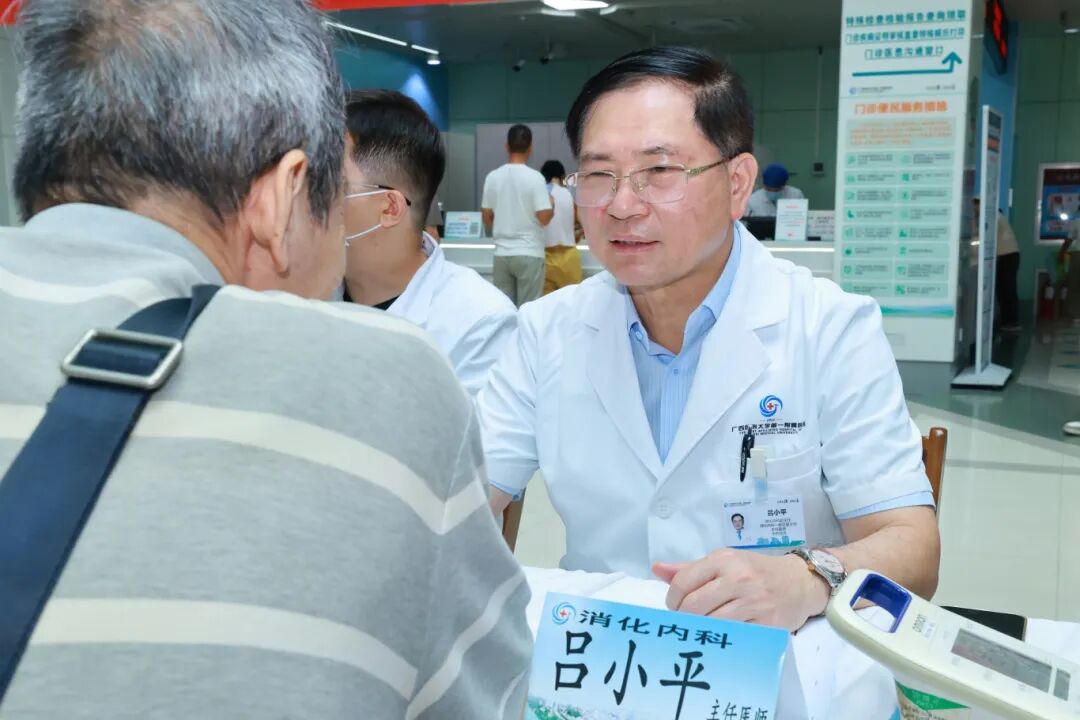 拾光同行,治愈你我丨广西医科大一附院举行第 17 个「世界炎症性肠病日」义诊活动