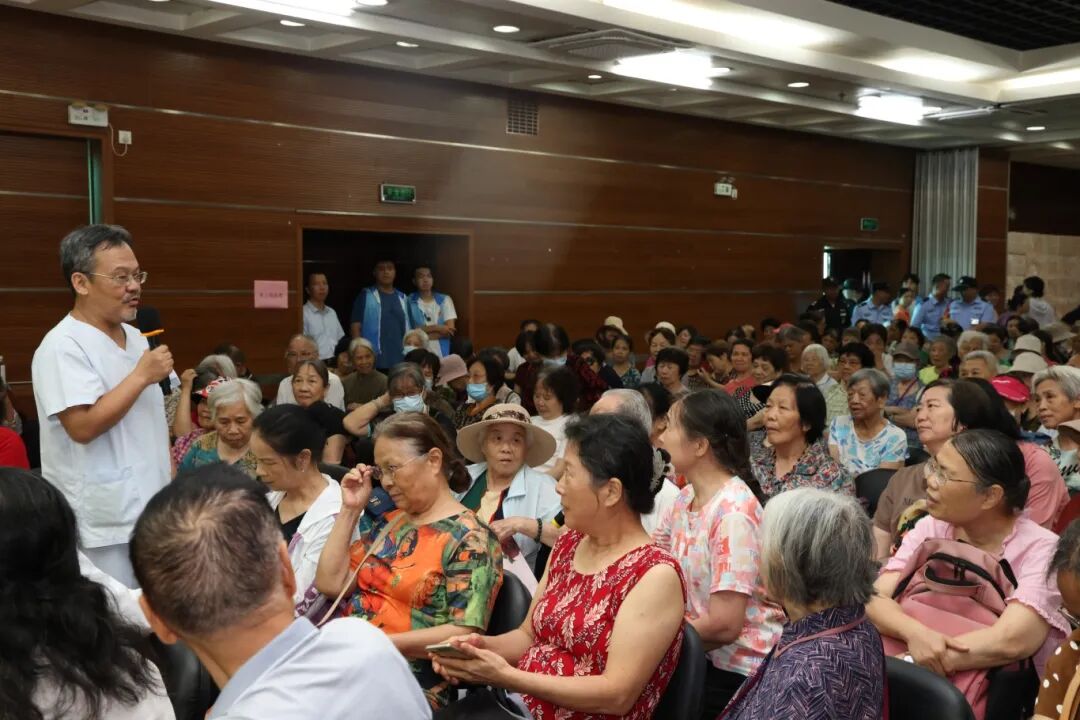 健康的老年生活，从「齿」开始 | 广西医科大一附院举办举办第七期银龄健康大讲堂暨口腔健康科普义诊活动