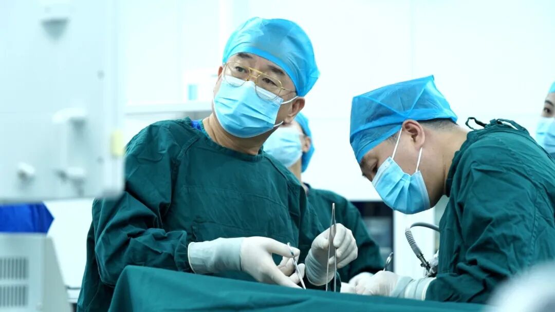 主刀上万台手术后,他在国文医院的胸腔镜旁,贴了一张特殊的纸