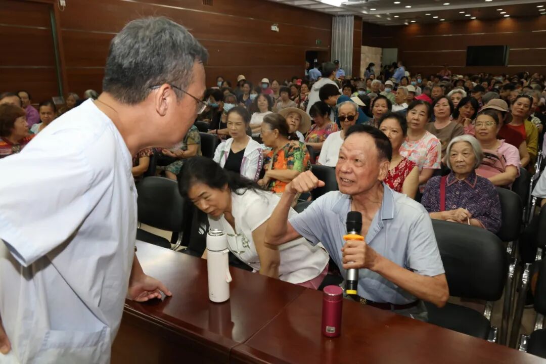 健康的老年生活，从「齿」开始 | 广西医科大一附院举办举办第七期银龄健康大讲堂暨口腔健康科普义诊活动