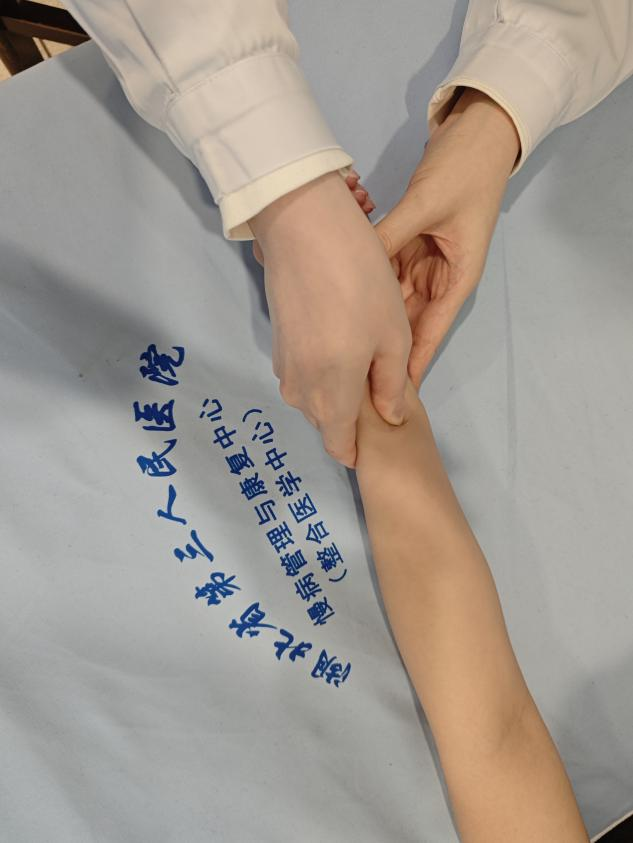 中山医声 | 手指伸屈卡顿、有弹响？了解「妈妈手」的日常防护与康复
