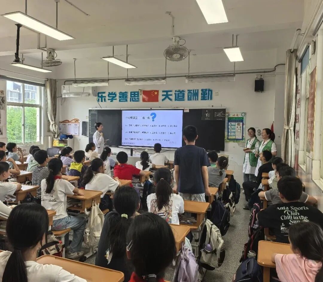 药学部开展「安全用药 娃娃抓起」科普进校园活动