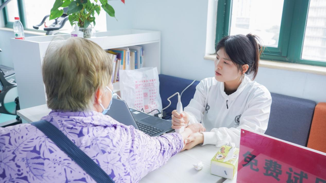527「保膝日义诊」，他们一做就是十年