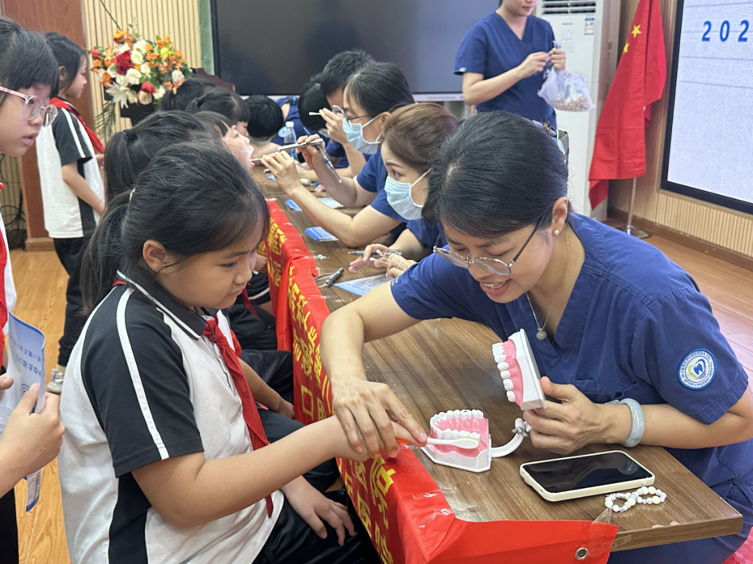护童心，伴成长！南科大八院口腔医学中心走进伦教小学开展公益筛查