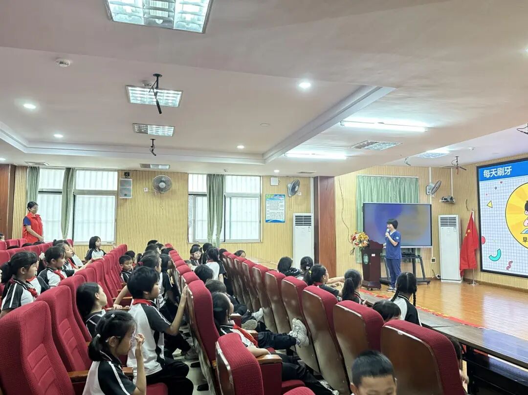 undefined 护童心,伴成长!南科大八院口腔医学中心走进伦教小学开展公益筛查